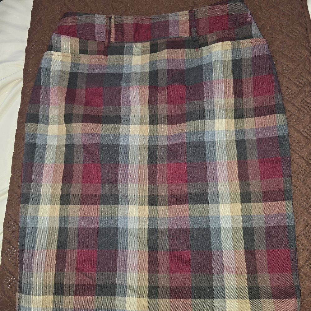 Elegant Plaid Pencil Skirt in Burgundy and Cream